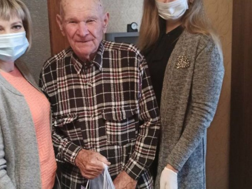 Накануне Международного дня людей преклонного возраста подопечные терцентра получили подарки