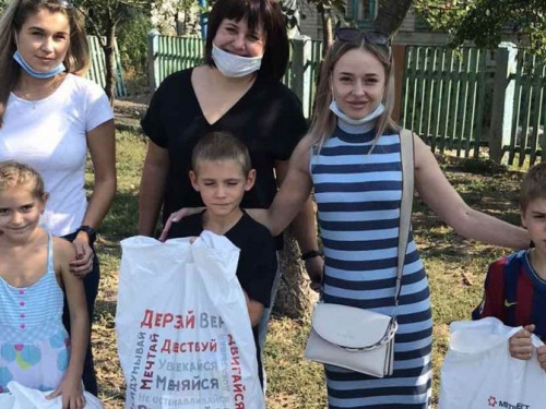 Молодежь АКХЗ помогла собрать детей в школу