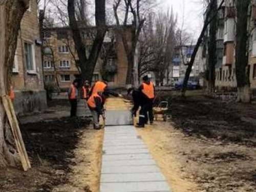 Коммунальщики Авдеевки соорудили для горожан новую пешеходную дорожку