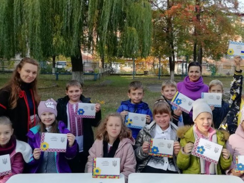 В Авдіївці школяри підготували вітальні листівки для військовослужбовців