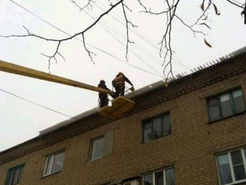 Загрозливі крижані шапки знімають в Авдіївці з дахів будинків (ФОТО)