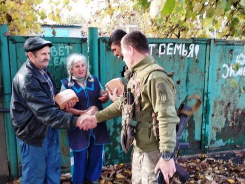 Офицеры Cimic Avdeevka развезли в прифронтовые населенные пункты хлеб, книги и лекарства   (ФОТО)