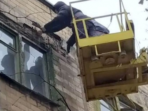 В Авдеевке дома ремонтируют внутри и снаружи