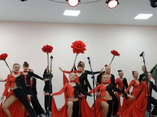 В Авдеевке женщины получили музыкальные и сладкие подарки (ФОТО)