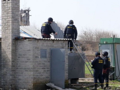 В Авдіївці рятувальники продовжують відновлювати постраждалі будинки