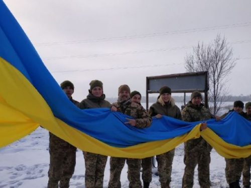 На въезде в Авдеевку реет восьмиметровый флаг Украины (ФОТО) 