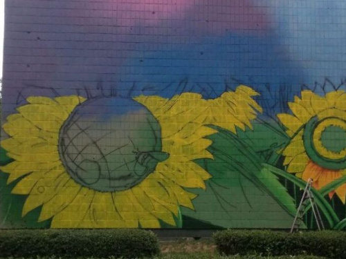 На здании авдеевской школы распускаются цветы (ФОТОФАКТ)