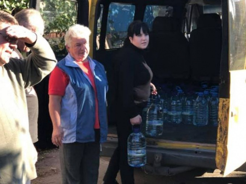 Жителям прифронтового Опытного доставили питьевую воду (ФОТО)