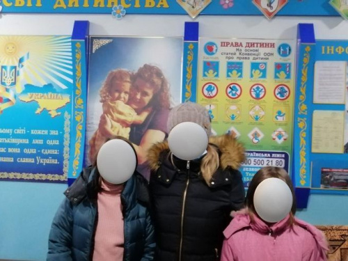 Авдіївських дівчат, які залишились без батьків, влаштували в нову прийомну родину 