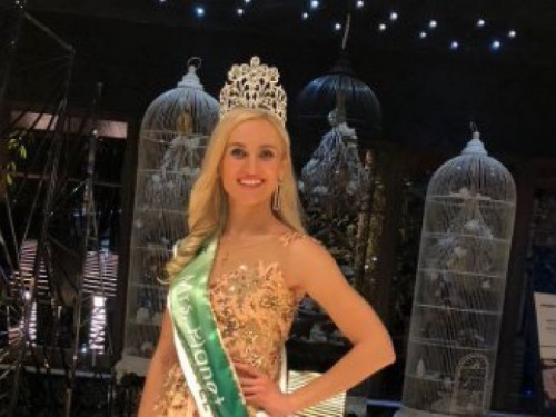 "Миссис Планета-2018" привезла книги в школу Авдеевки (ВИДЕО)