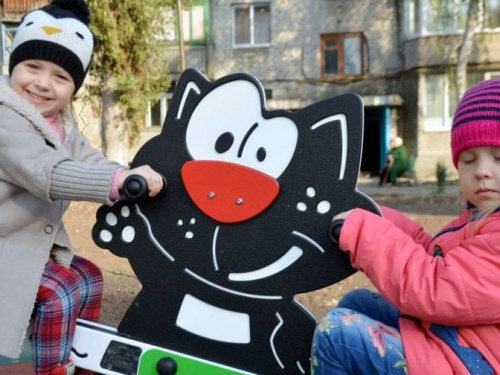 Детям Авдеевки подарили новую игровую площадку