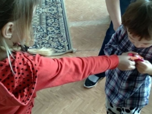 В Авдіївці к особливим дітям з "Іскрки" завітали вихованці дитячого садка "Дзвіночок" 