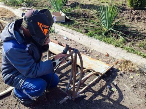 В Авдіївці біля ринку облаштували велопаркінг та пішохідні тротуари