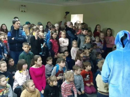 Команда "Smile" подарила праздник детям Авдеевки