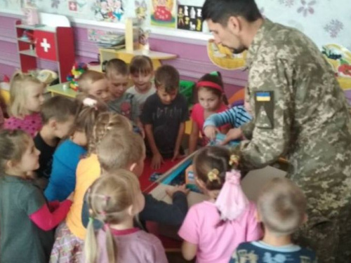 Авдеевские «симики» развезли теплые вещи и литературу