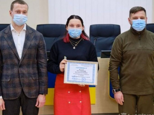 Дівчині з Авдіївки, позбавленої батьківського піклування, вручили ключі від нової квартири