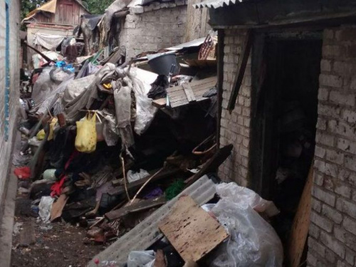 Мусорные горы во дворе жительницы Авдеевки угрожают жизням соседей (ФОТО)