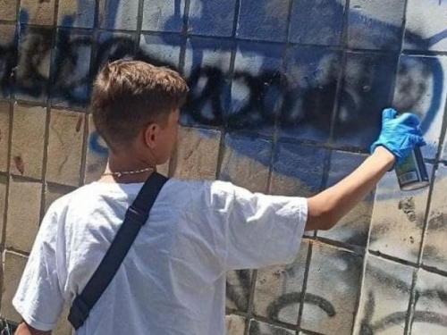 Поліцейські та лігівці знищували рекламу наркотиків у Авдіївці