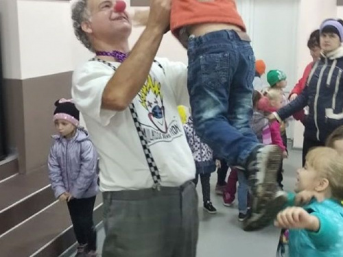 "Клоуны без границ" прибыли в прифронтовую Авдеевку (ФОТО)