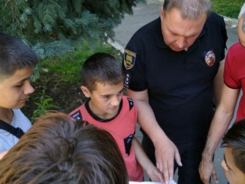 Копы помогли  авдеевской детворе пройти "конституционный" квест (ФОТО)