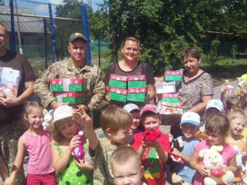 Авдеевские "симики" порадовали детвору из "Чебурашки" подарками от волонтеров (ФОТО)