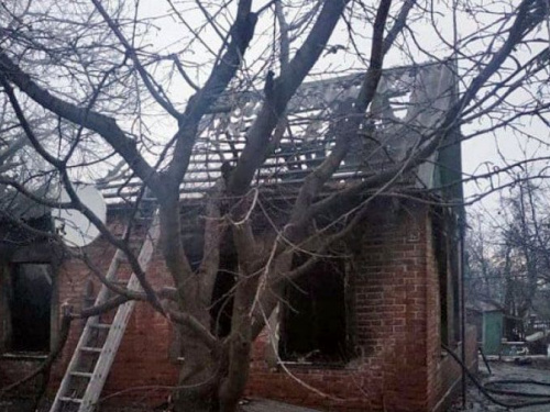 В Авдіївці поліція розслідує пожежу, в який загинули літній чоловік та його донька