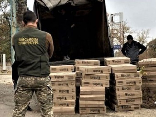 В Авдеевке местные жители предложили офицеру взятку за помощь в контрабанде сигарет