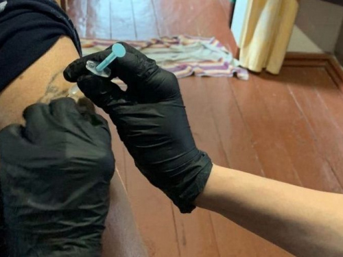 В Авдіївці щеплення людей похилого віку проти COVID-19 проводять на дому