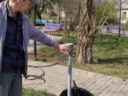 В Авдеевке проверяли скважины и ремонтировали детские площадки