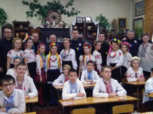 Авдеевские копы побывали на школьном празднике и ушли с оберегами (ФОТО)