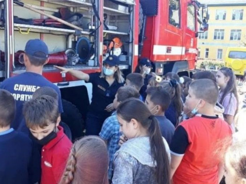 День з поліцейським та рятувальником: для школярів Авдіївки провели інтерактивні уроки