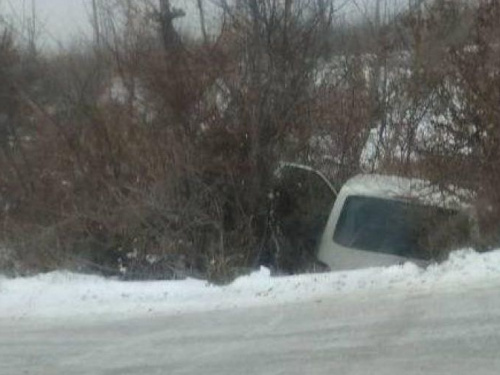 В Авдеевке авария: машина “улетела” в кювет (ФОТО)
