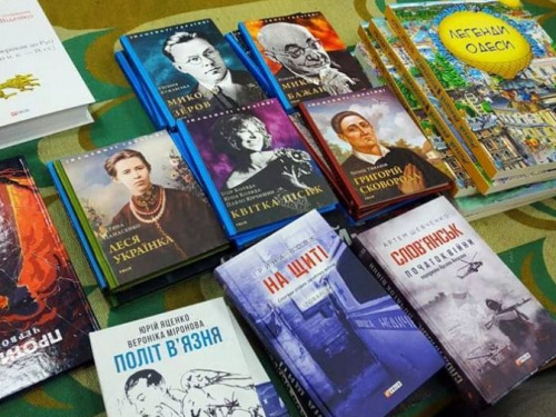 Украинские военнослужащие передали в школьные библиотеки художественную литературу