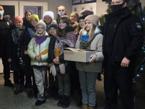 До авдіївських правоохоронців завітали колядники
