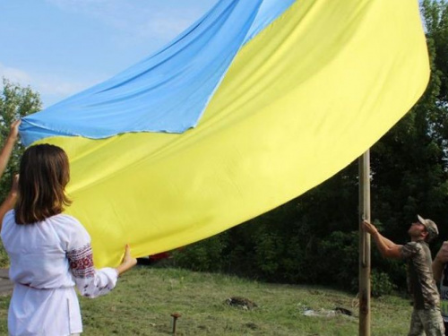 Фотофакт: на въезде в Авдеевку подняли огромный флаг