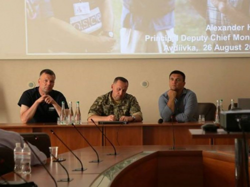 В Авдеевке Хуг встретился с украинскими дипломатами и рассказал о ситуации в районе ООС (ФОТО)