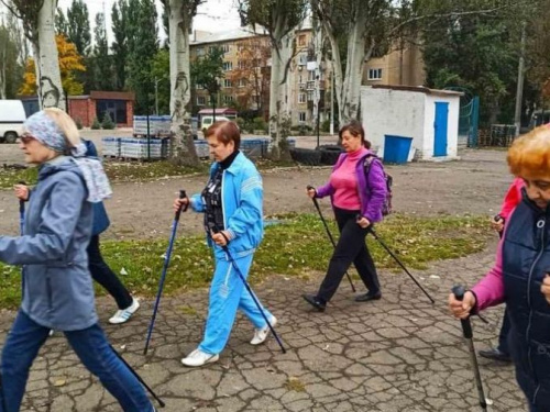 В Авдіївці громадяни поважного віку опановували "скандинавську ходу"
