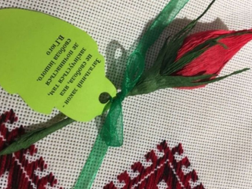 Детвора в Авдеевке творила  "Цветы свободы" (ФОТО)