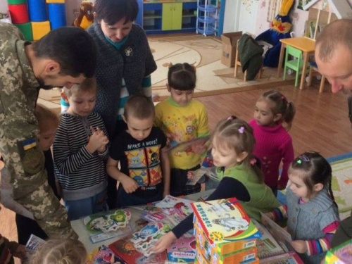 Авдеевские «симики» доставили детям - литературу, а взрослым - воду