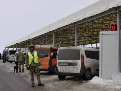 В понедельник у донбасской линии разграничения скопились большие очереди