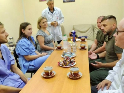 Програма стимулів для лікарів в дії: керівництво Авдіївки зустрілося з новими спеціалістами лікарні