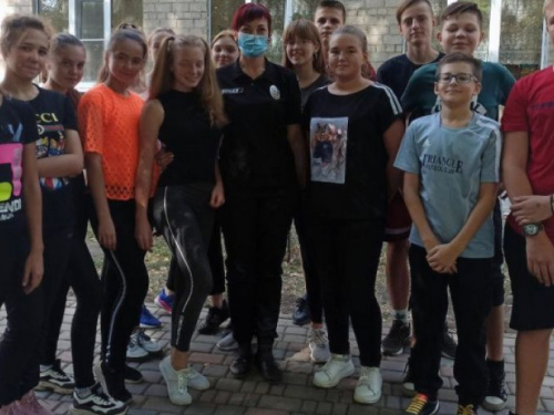 Авдеевские полицейские провели утреннюю зарядку со школьниками