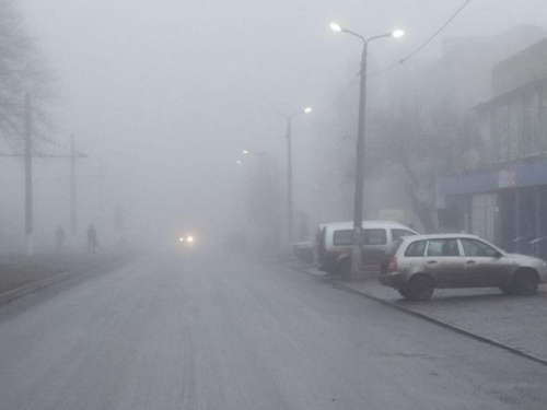 Авдеевку накрыл густой туман: видимость на дорогах предельно низкая (ФОТОФАКТ)