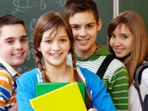 Стипендия - толчок к новым достижениям: авдеевские школьники рассказали о денежном мотиваторе от Мусы Магомедова (ВИДЕО)