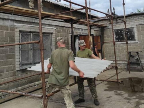 Военные ВСУ помогают восстанавливать разрушенные по причине обстрелов дома в Авдеевке