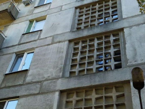 Авдеевцы возрождают свой многократно обстрелянный дом (ФОТО)