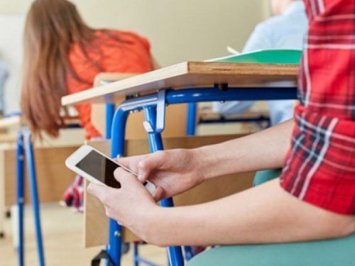 Депутаты хотят запретить смартфоны школьникам