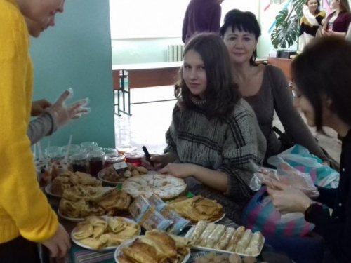 В одной из школ Авдеевки устроили вкусную ярмарку