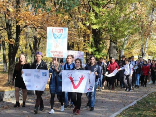 В Авдеевке маршем протестовали против торговли людьми (ФОТО)