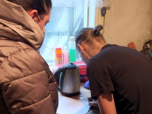 В Авдіївці за неналежне виконання батьківських обов'язків до відповідальності притягнуть безвідповідальну матір